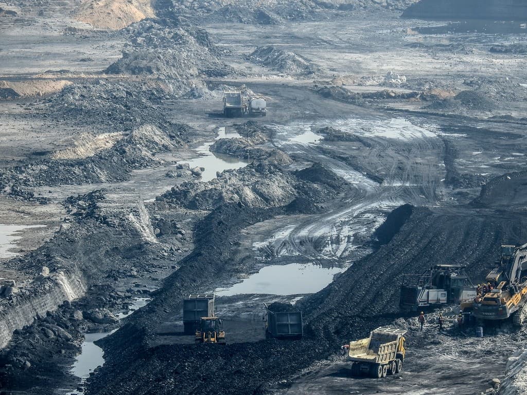 The Parsa east and Kente Basan open-cast mine – a highly destructive scar on the landscape – was allocated to the state-owned Rajasthan Rajya Vidyut Utpadan Nigam Limited and then handed over to Adani Enterprises to develop and operate. This mine is one of 23 coal blocks that make up the controversial Hasdeo Arand Coal Field in northern Chhattisgarh. Photo: Pranav Capila